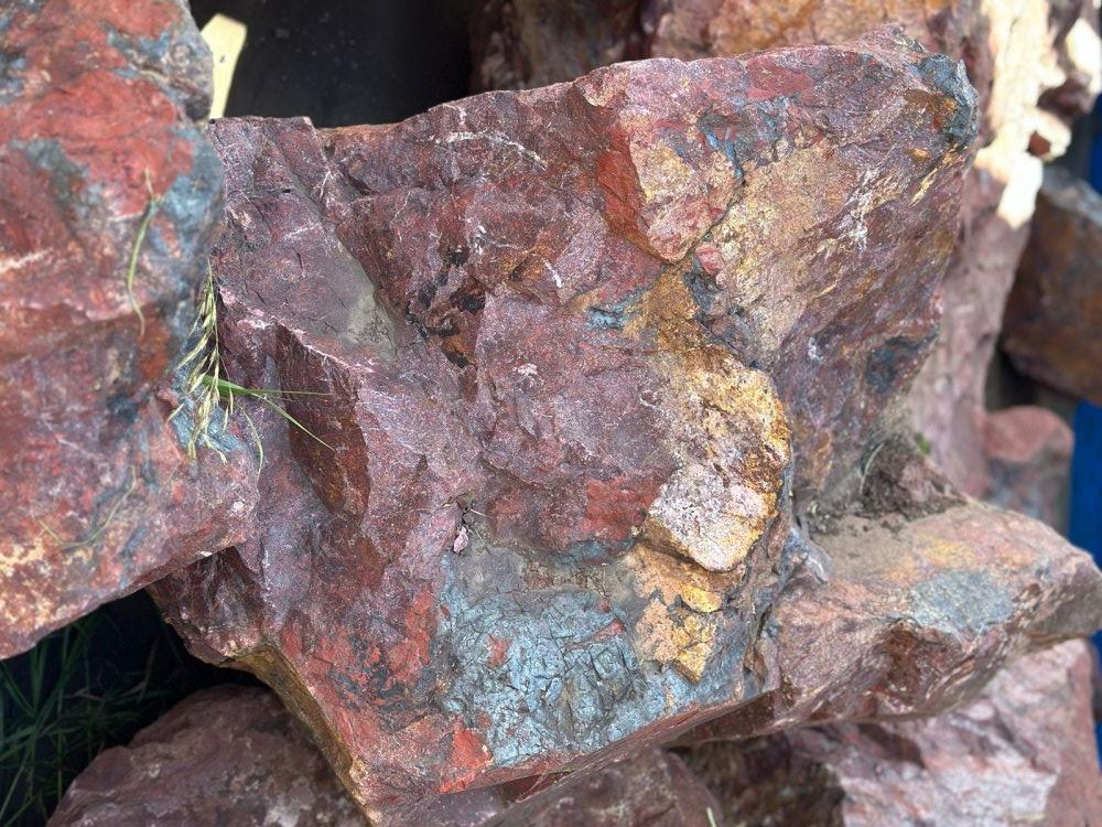 Камни для ландшафтного дизайна красно-фиолетовые 10-60 килограмм купить в Белоярском