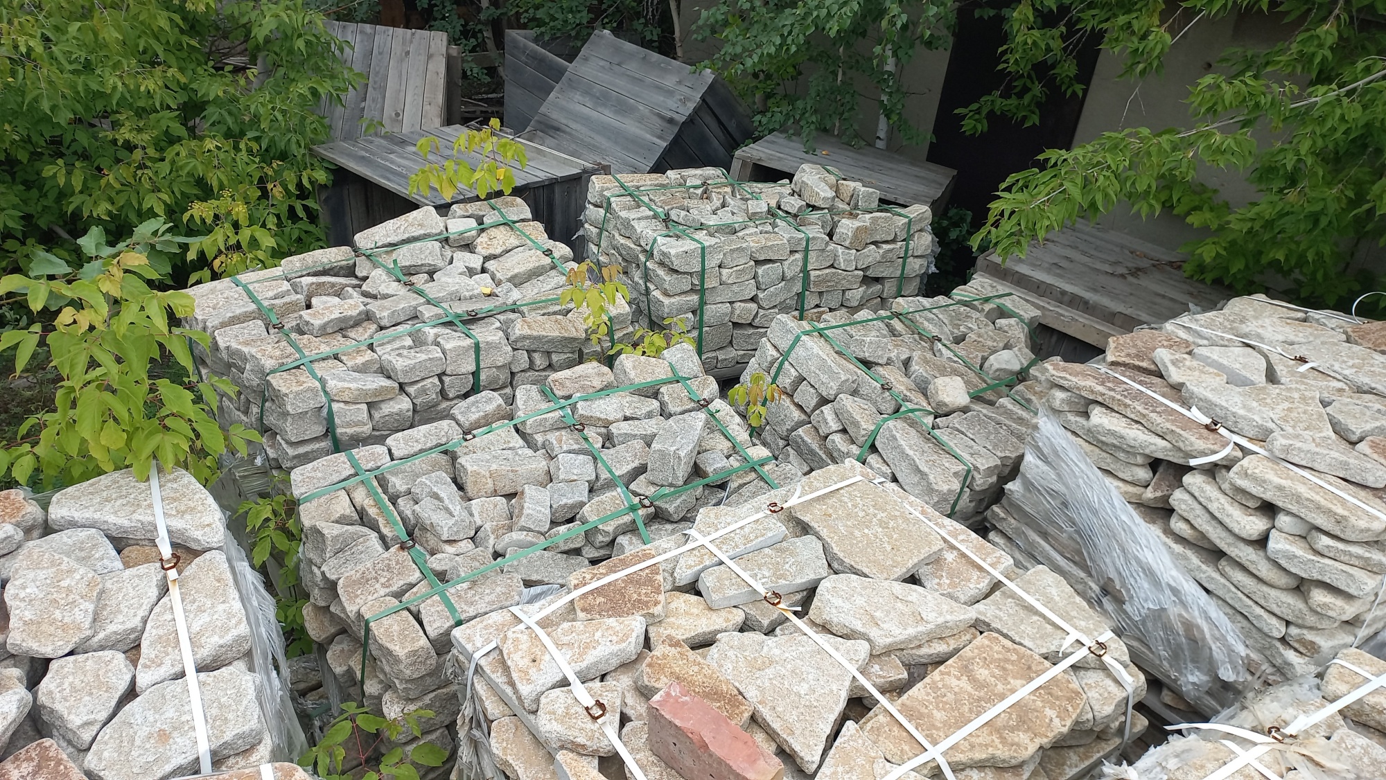 Плитняк галтованный гранитный для ландшафтного дизайна купить в Белоярском