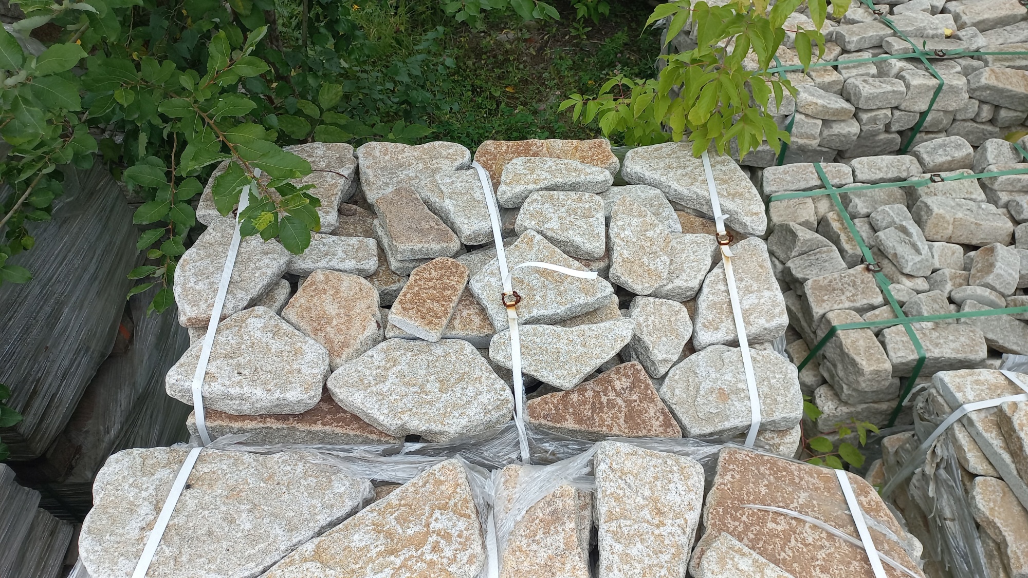 Плитняк галтованный гранитный для ландшафтного дизайна купить в Белоярском