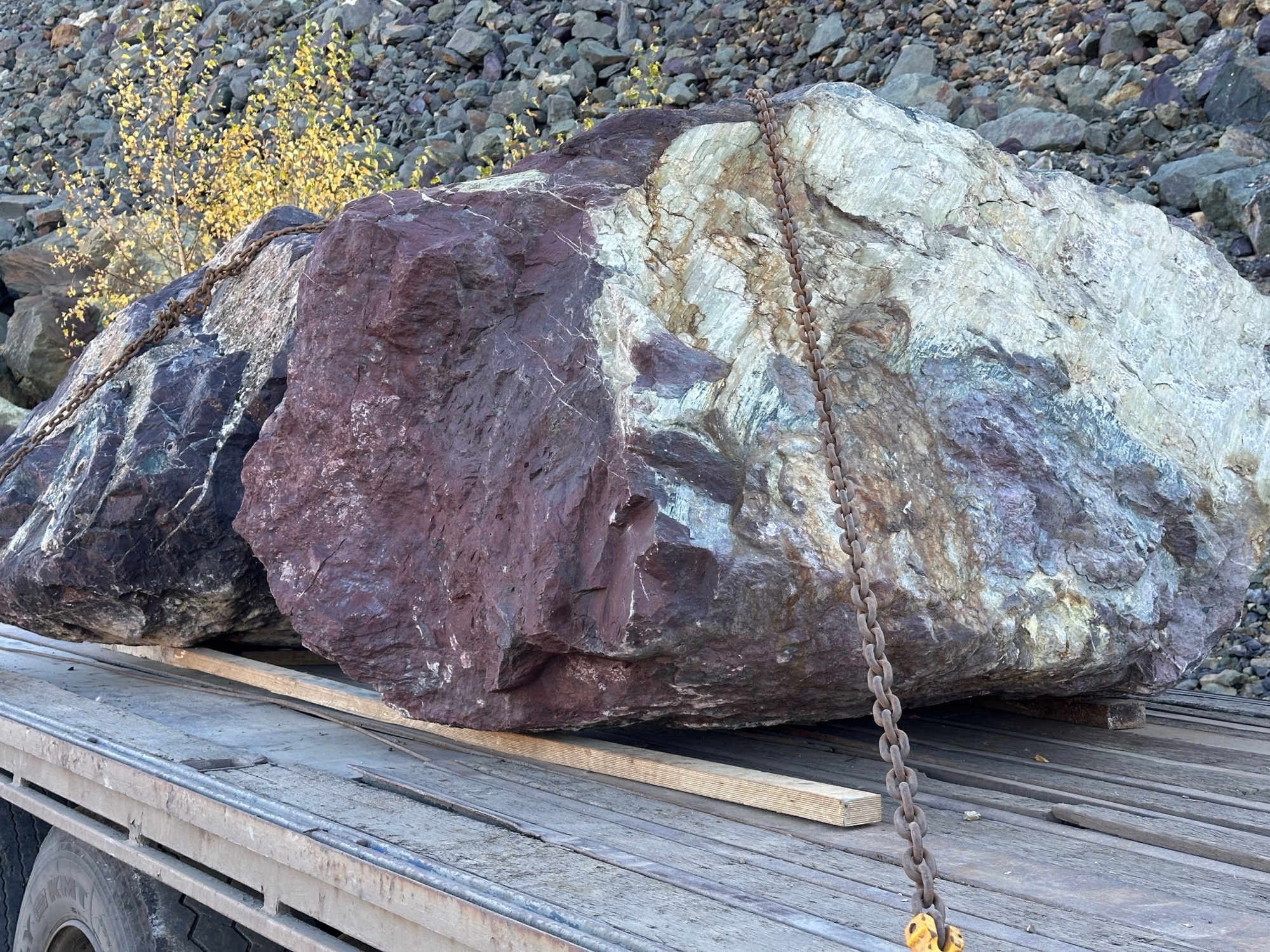 Огромные красно-фиолетовые валуны для ландшафтного дизайна весом более 5 тонн купить в Белоярском