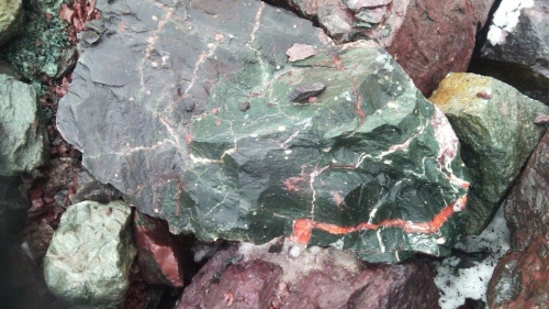 Гигантские зелёные валуны для ландшафтного дизайна весом более 5 тонн купить в Белоярском