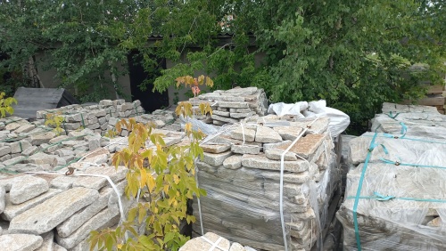 Плитняк галтованный гранитный для ландшафтного дизайна купить в Белоярском