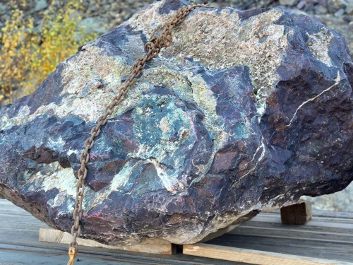 Огромные красно-фиолетовые валуны для ландшафтного дизайна весом более 5 тонн купить в Белоярском