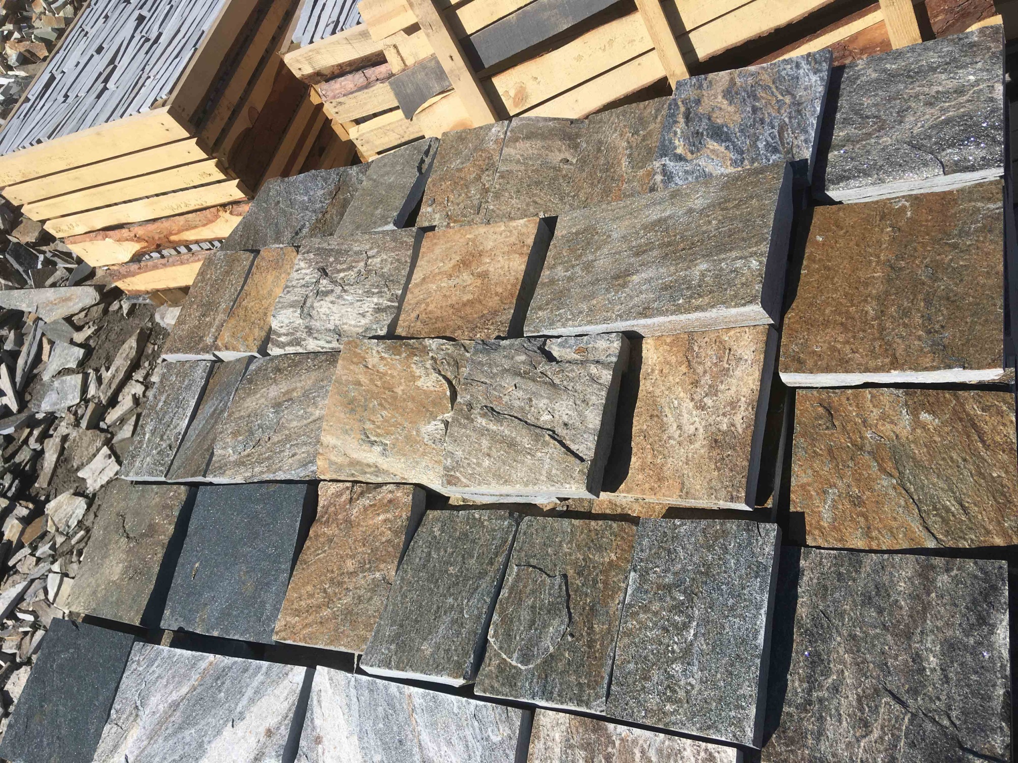 Плитка пилёная златолит Уральский для цоколя, отмостки купить в Белоярском