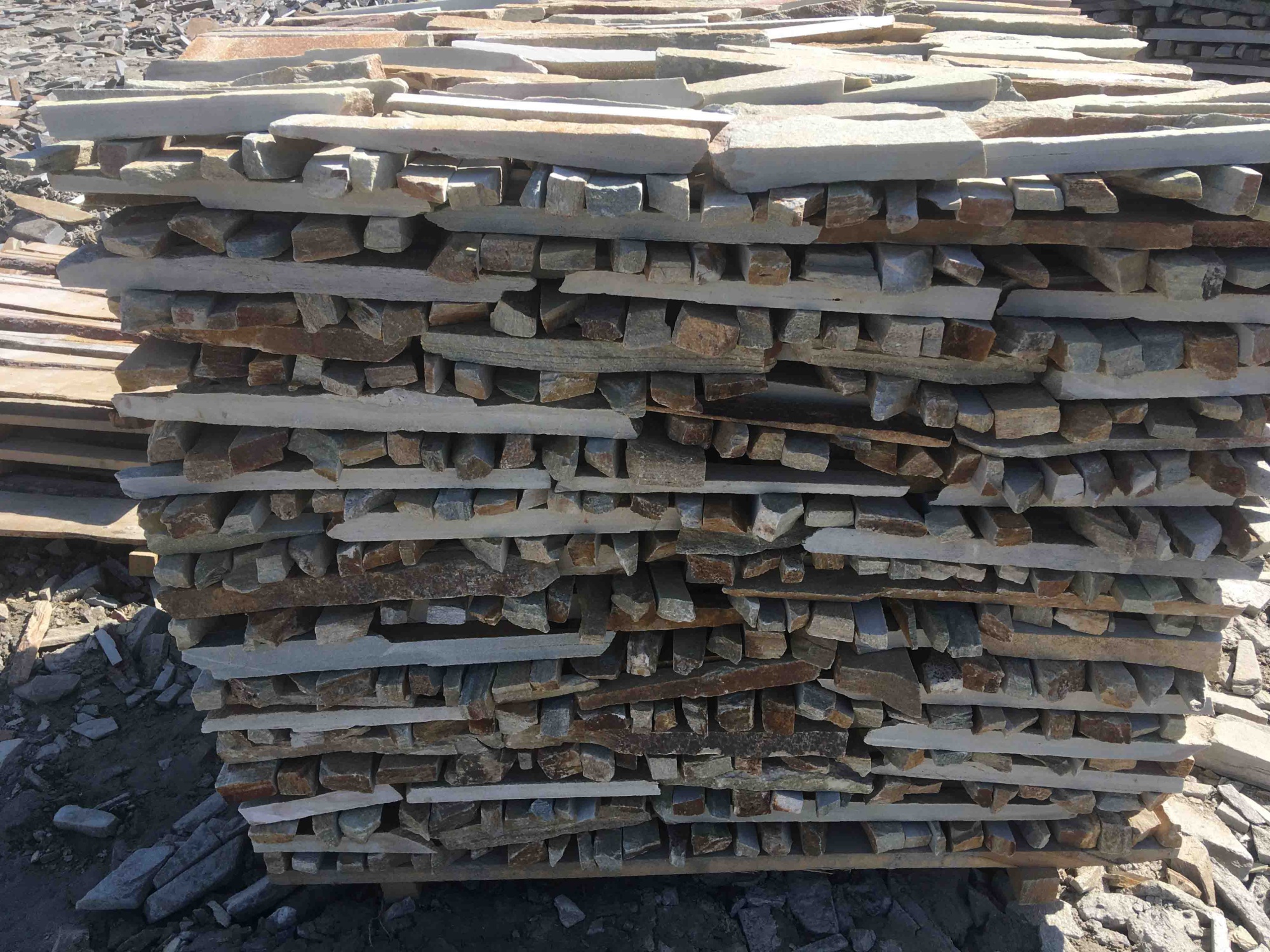 Горбушка златолит золотистый для облицовки купить в Белоярском