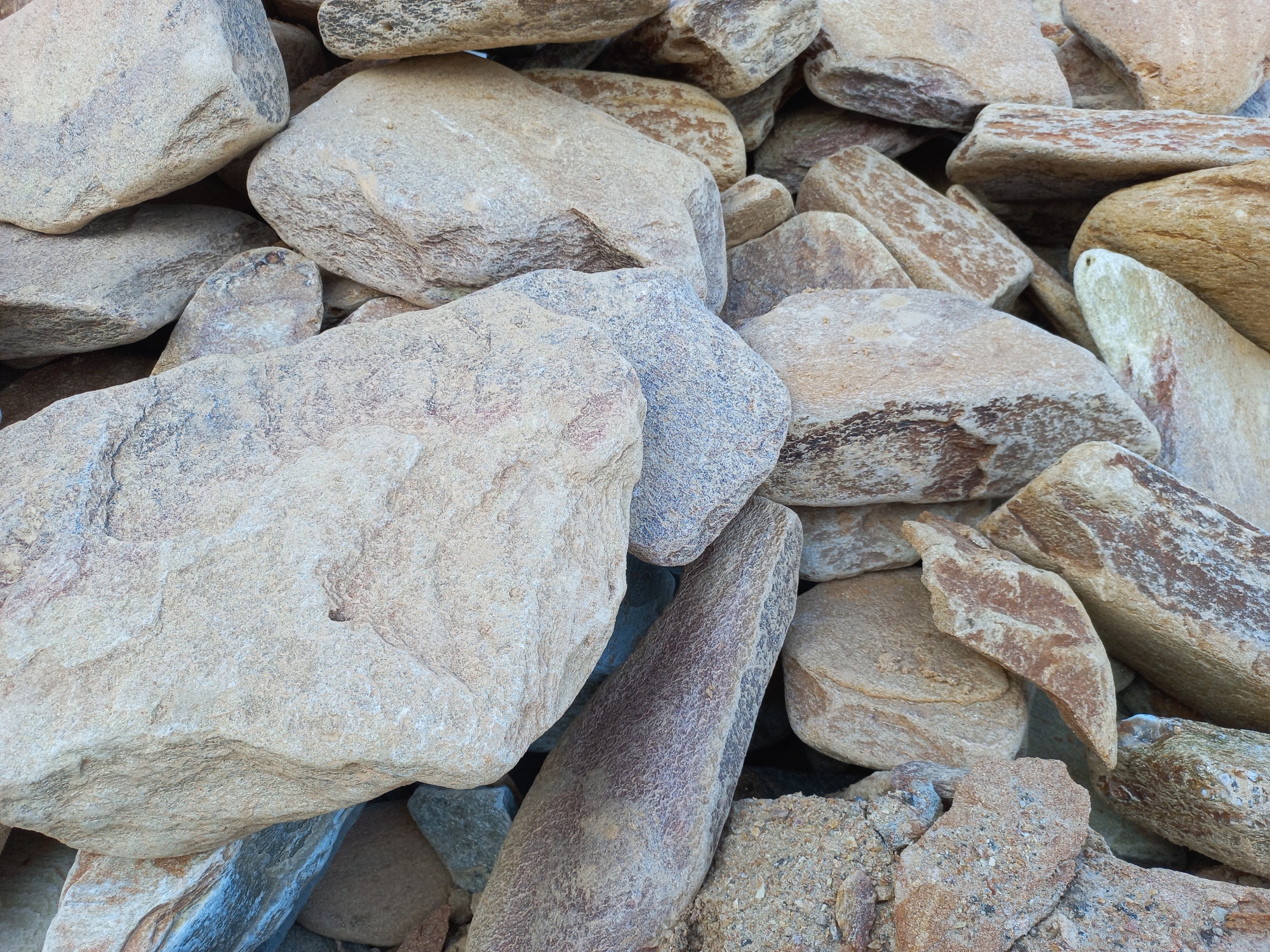 Златолит жёлтый, жёлто-зелёный глыбки и валуны для ланшафтного дизайна купить в Белоярском