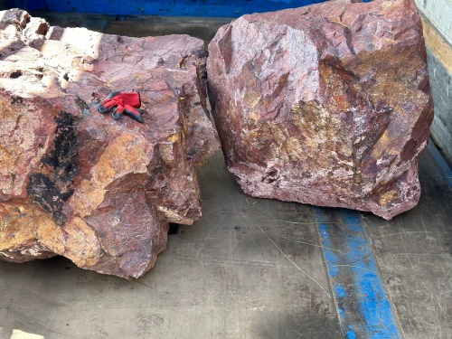 Ландшафтные глыбы красно-фиолетовые 200-1000 килограмм купить в Белоярском