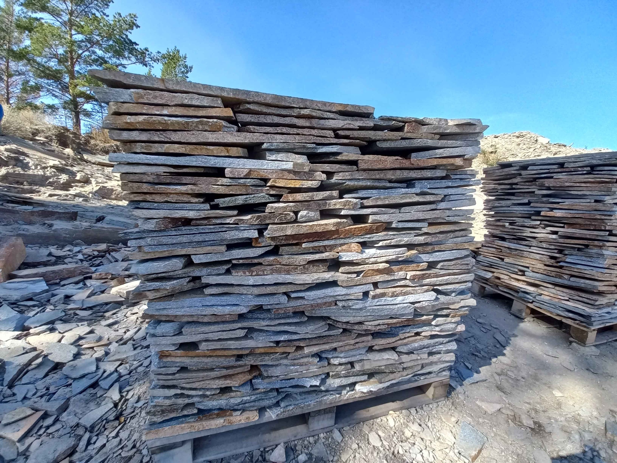 Плитняк златолит серебристый для фасада купить в Белоярском