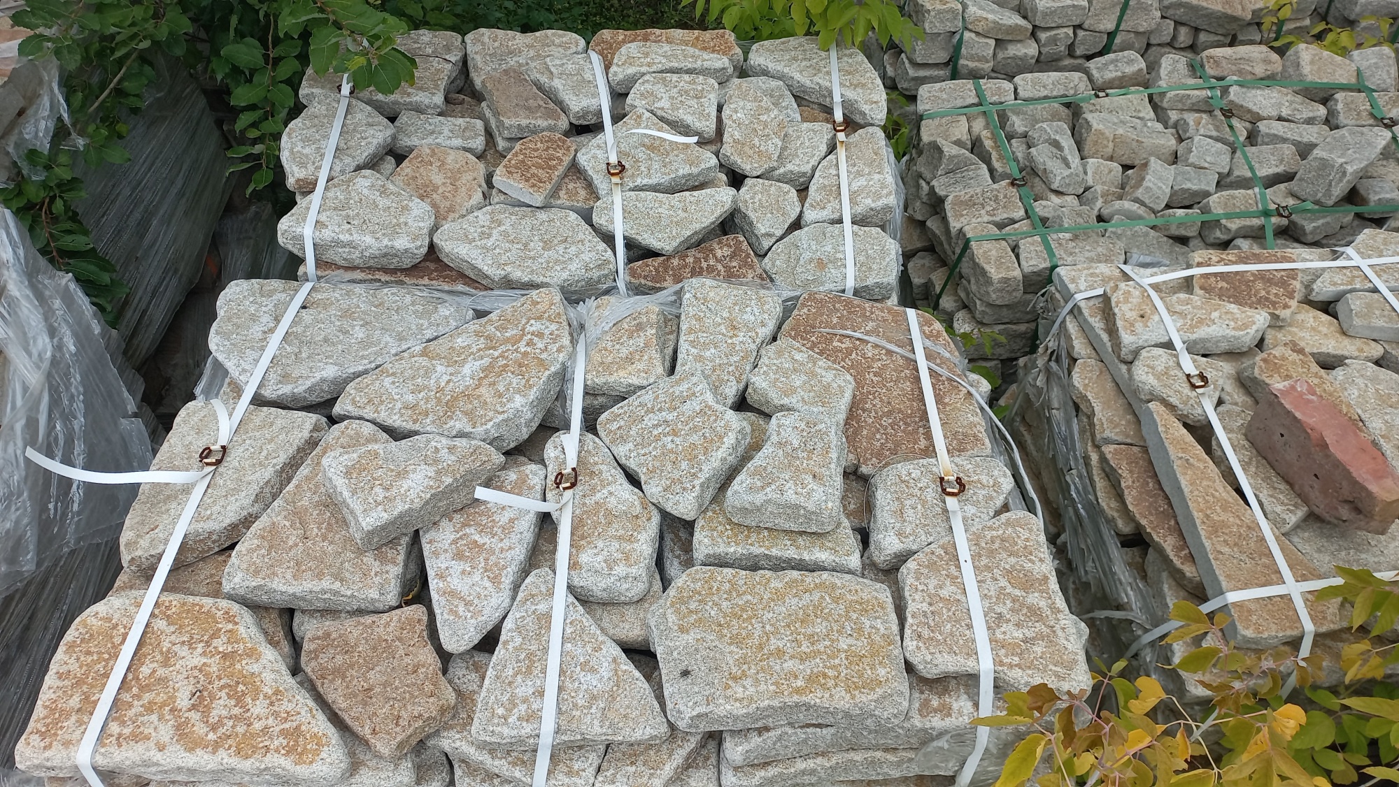 Гранитный плитняк галтованный для мощения купить в Белоярском