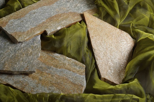 Плитняк златолит Уральский для цоколя, отмостки купить в Белоярском