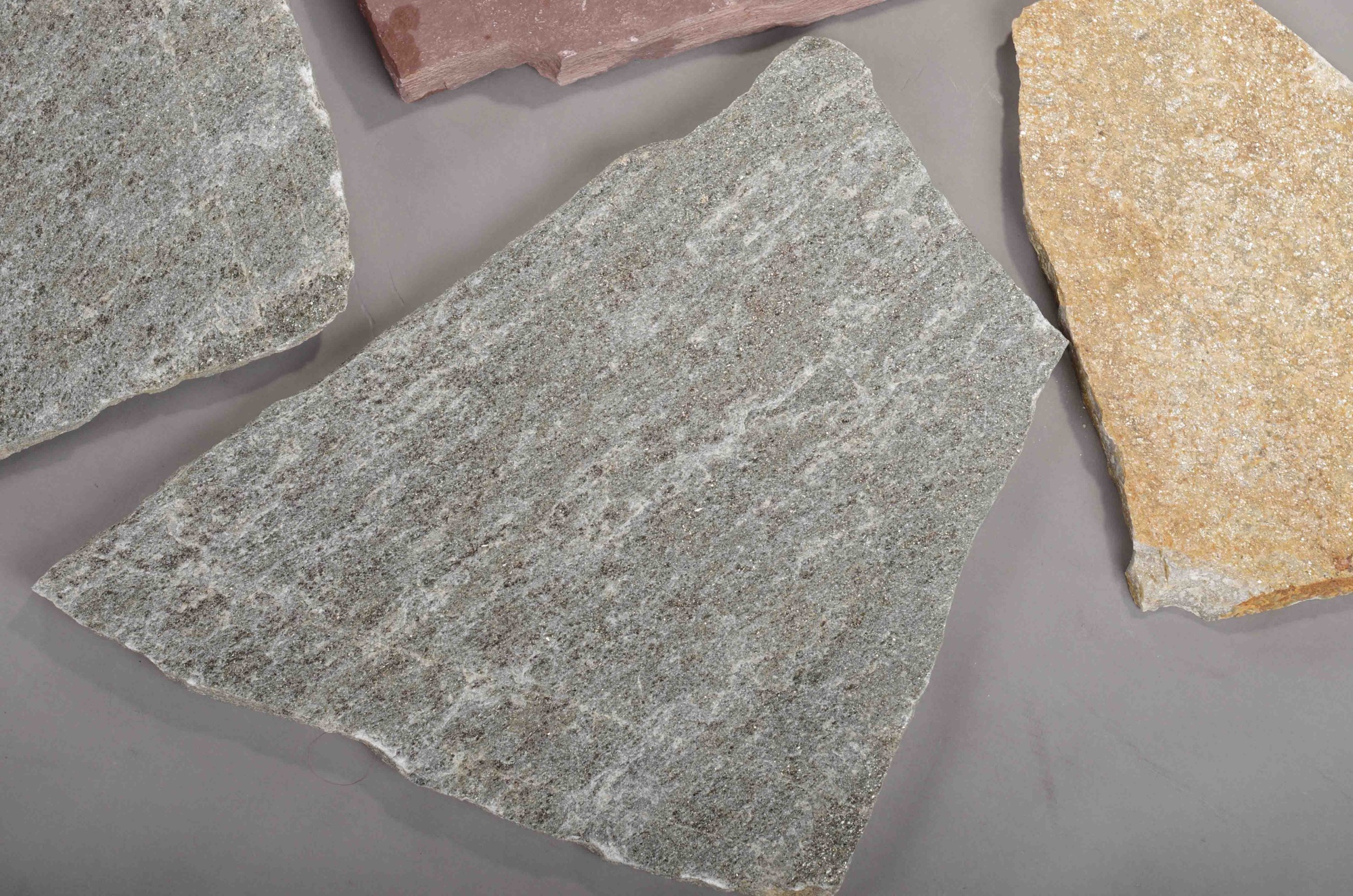 Плитняк златолит Уральский для цоколя, отмостки купить в Белоярском