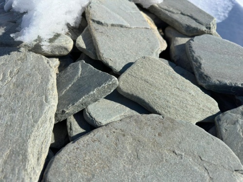 Плитняк златолит зелёный галтованный для цоколя купить в Белоярском