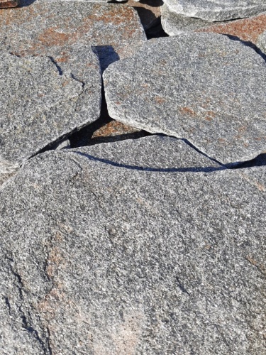 Златолит серебристый галтованный для лестниц купить в Белоярском