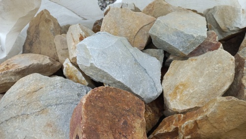 разноцветный щебень кварц