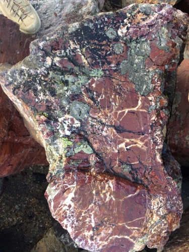 Камни для ландшафтного дизайна красно-фиолетовые 10-60 килограмм купить в Белоярском